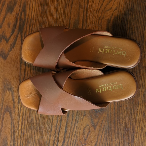 Bertuchi Leather Sandal - Picture 2 of 7